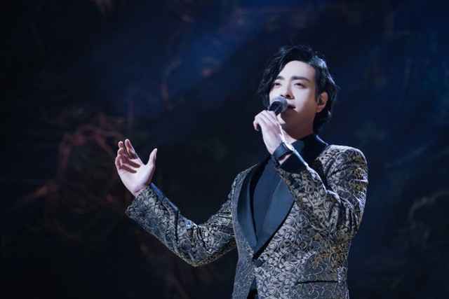 郑云龙形容平时的自己:就是无聊、懒、简单!也不喜欢听自己的歌