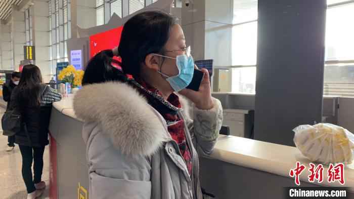 图为贵州省黔南州罗甸县中医院陈川与家人通电话。袁超 摄 袁超 摄  “儿子,妈妈去帮武汉‘治病’,治好了你可以去武大了!”