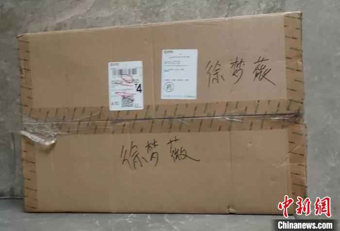 同事们为徐梦薇寄去的物资。 余杭区供图 摄  疫区日记:我们也许做不成火炬 但可点亮萤火之光