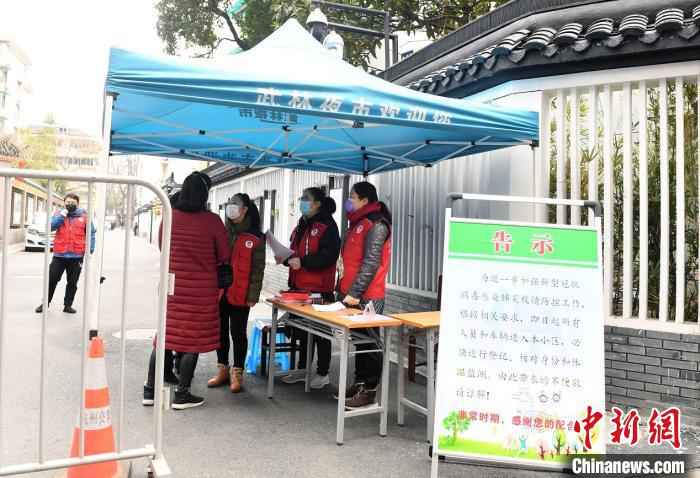 杭州戴口罩的居民。 李晨韵 摄  浙江出台废弃口罩分类管理措施 将设相应垃圾桶