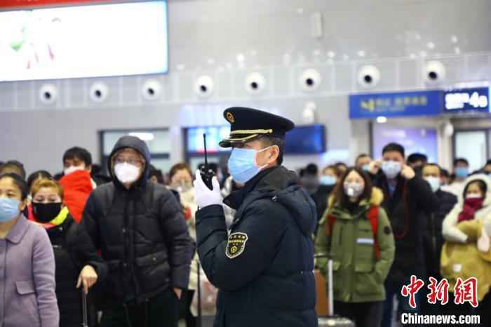 图为铁路工作人员引导旅客。 周晓舟 摄  哈铁恢复开行16.5对旅客列车助力复产复工