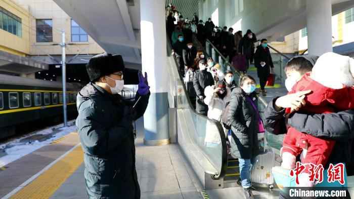 图为铁路工作人员引导旅客。 周晓舟 摄  哈铁恢复开行16.5对旅客列车助力复产复工