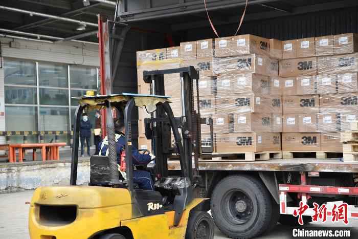 50万只口罩准备运抵首尔。东航供图  有谊无“疫”!东航紧急把上海市捐赠韩国大邱、庆北地区的50万只口罩运至首尔