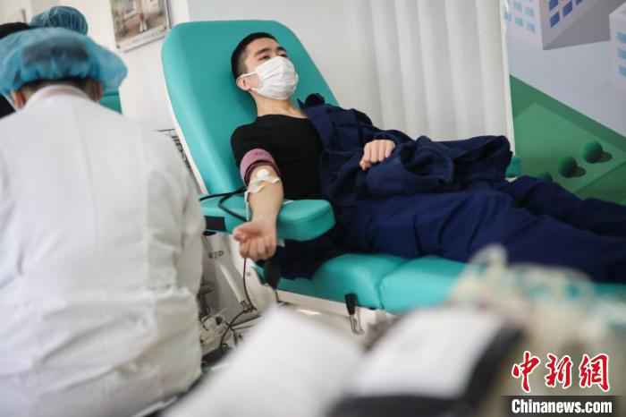 3月2日、3日为消防救援总队献血日。通过提前向上海市血液中心预约,分批次安排人员献血,有效避免人群聚集和无端耗时。上海消防供图  上海血库储血量紧张 消防救援队无偿献血2万毫升