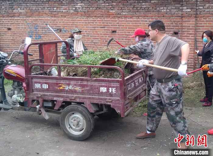 王家权带领社区工作人员整治环境。(受访者供图)