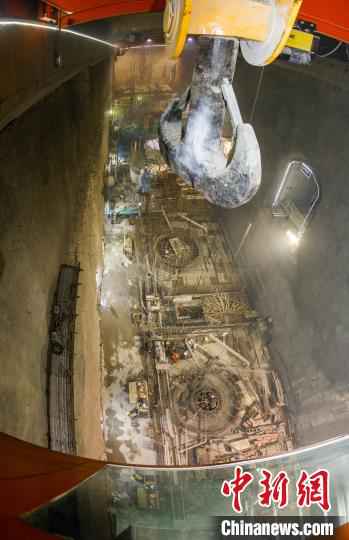 周菂的操作间 张卉 摄  95后“空姐”大山深处开桥机