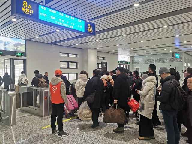 图为1月10日当天,阜阳西站内的春运景象。王海涵摄  高铁来到我家门:阜阳春运之变