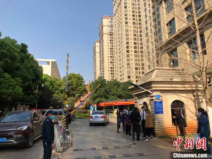 图为医大广场小区门口。 刀志楠 摄  云南境外输入风险严峻 首例输入确诊病例居住单元已封闭
