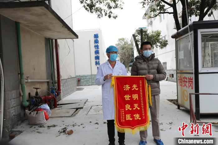 图为患者莫某向主管医生赠送锦旗。 张超群 摄  桂林一患者一度拒绝配合治疗 经心理疏导及治疗康复出院