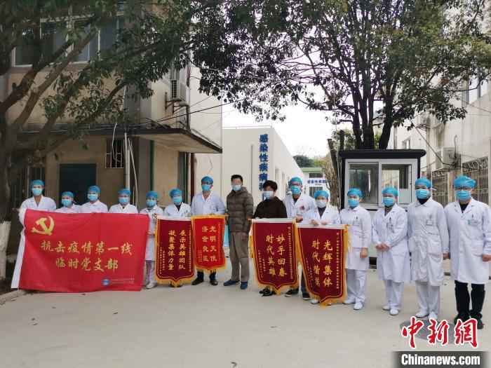 图为两名出院患者与感染性疾病科的医护人员合影留念。 张超群 摄  桂林一患者一度拒绝配合治疗 经心理疏导及治疗康复出院