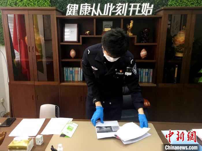 经过警方调查,潘某等人不仅无法提供100万枚现货口罩,还将所得的款项用于购买防护服等其他防疫物资用于囤积居奇或者挪作他用。上海警方供图  “预防抑制新冠病毒消毒水”? 沪警方侦破虚假广告牟利案