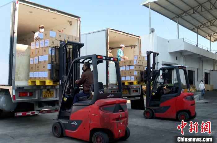 东山台资企业东兴水产加工有限公司捐赠3货柜近30吨的海鲜罐头,货值80多万元,支援湖北疫情严重地区。东山县委宣传部供图  福建省漳州市台商协会:“与大陆同胞携手共克时艰”