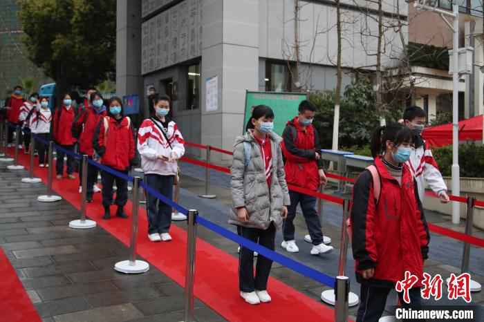 贵阳市第十中学初三的学生16日排队入校。 瞿宏伦 摄  贵州28天零新增 初三高三迎来“开学第一课”