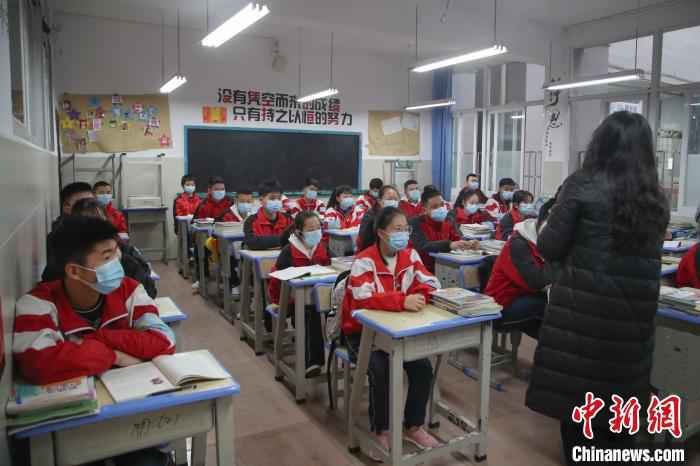 贵州初三高三的学生在16日迎来“开学第一课” 瞿宏伦 摄  贵州28天零新增 初三高三迎来“开学第一课”