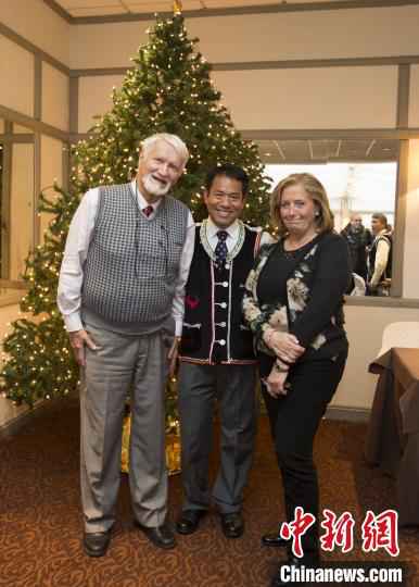 图为黄大象与Corrado Politi及其妻子在罗马会面。 黄大象供图 摄  云南旅行达人与意大利“老哥”的相互鼓励:“一起加油”