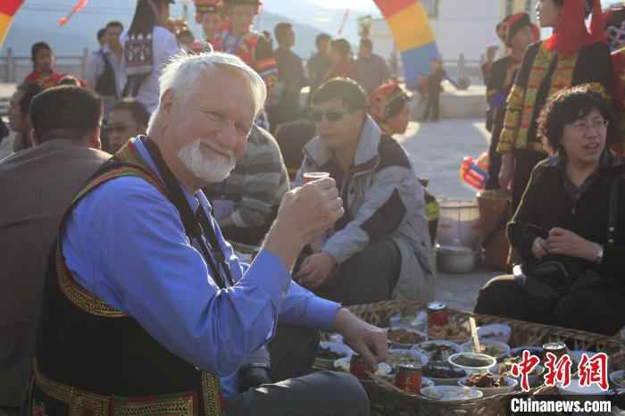 图为Corrado Politi在云南绿春参加哈尼长街宴。 黄大象供图 摄  云南旅行达人与意大利“老哥”的相互鼓励:“一起加油”