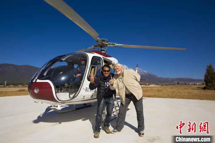 图为黄大象与Corrado Politi飞越丽江玉龙雪山。 黄大象供图 摄  云南旅行达人与意大利“老哥”的相互鼓励:“一起加油”