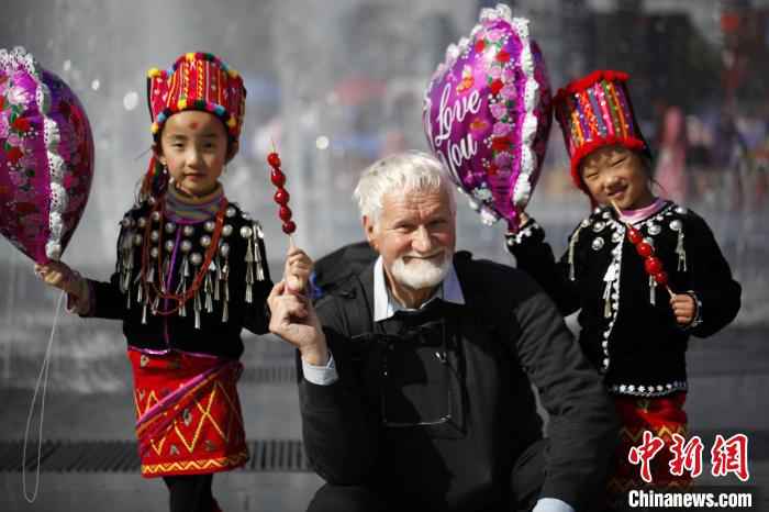 图为Corrado Politi在云南德宏过目瑙纵歌节。 黄大象供图 摄  云南旅行达人与意大利“老哥”的相互鼓励:“一起加油”