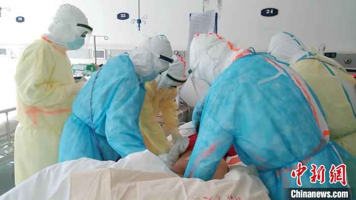 图为，医护人员在给患者诊疗。山东大学齐鲁医院供图