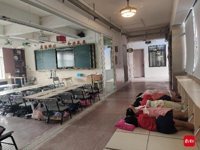 柜子变床!西关培正小学改造课室,学生午休可以“躺床睡”