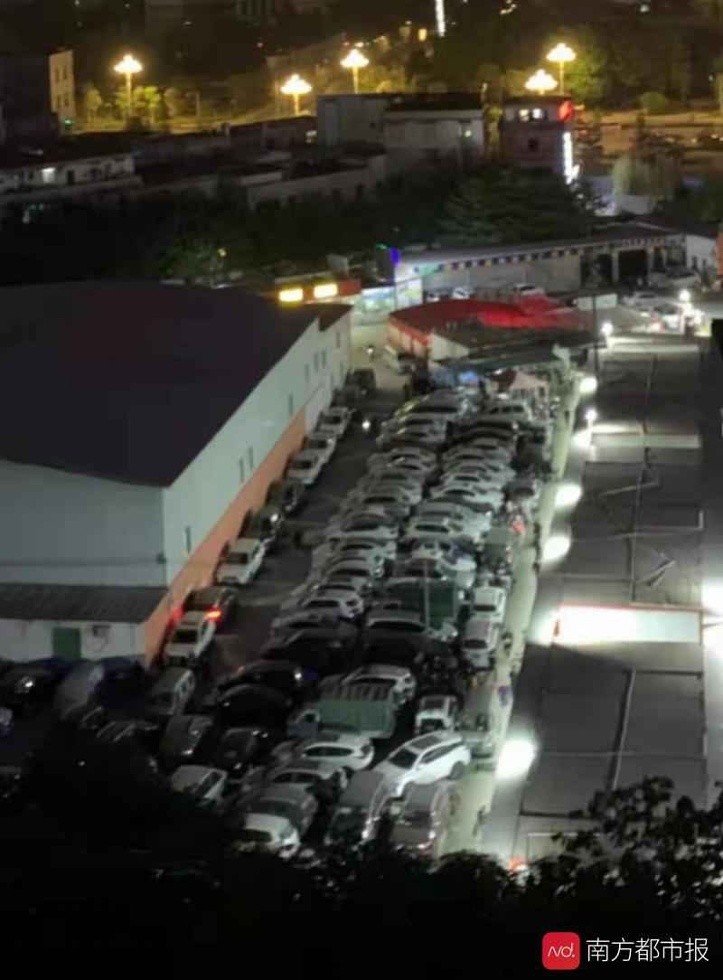 南都暗访假名牌鞋中转鬼市:180元买LV,小票证书5元购