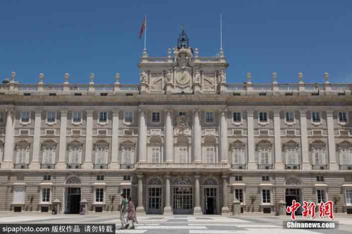 当地时间6月10日,西班牙马德里,马德里皇宫(The Royal Palace of Madrid)重新对公众开放。图片来源:Sipaphoto 版权作品 禁止转载 西班牙确诊超24万 当局祭出罚款令最高可罚60万欧元