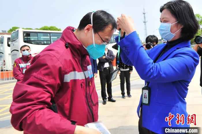 武汉同济医院给每名队员颁发“纪念证书”和“同济医院工作牌” 王康荣 摄  中日友好医院援鄂医疗队返程 被授“同济医院职工”