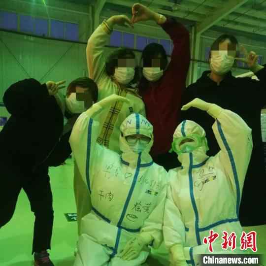 图为患者与医疗队员在方舱医院合影。受访者供图  解除隔离的内蒙古医疗队员:“有太多习惯和不习惯”