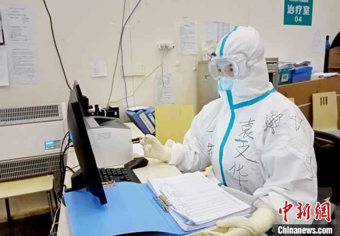 在武汉期间,她每天都穿梭在容纳1000多名确诊患者的方舱医院病区,穿着笨重的防护服 受访者供图 摄  甘肃庆阳“熊猫侠”护士:逆行战疫 归来献血守护生命