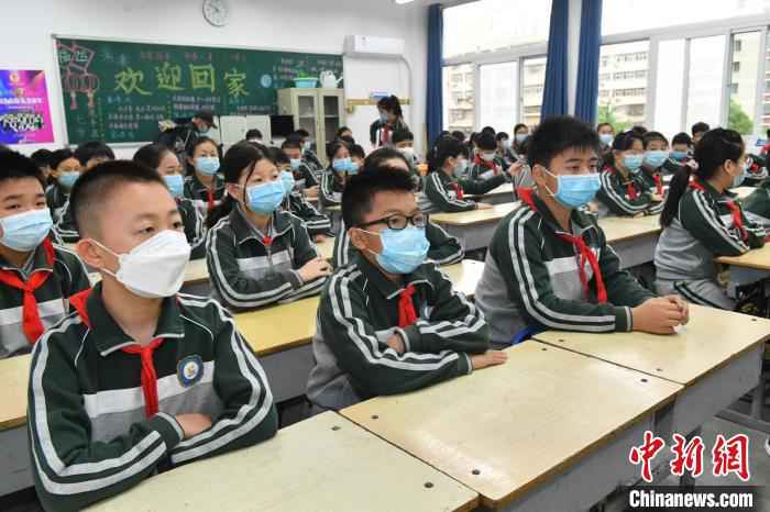时隔近四个月,郑州小学生重返课堂。 丁友明 摄  河南多地小学今返校复学 校园教学活动渐入正轨
