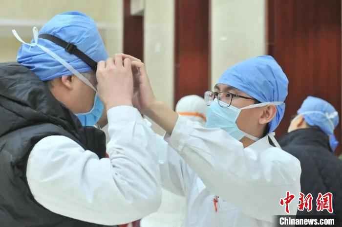 工作中的石嘉恒。乐清宣传部供图  浙江乐清“90后”医生继续坚守武汉:你们先撤,我们殿后