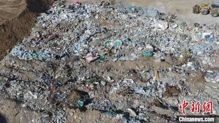 检察官用无人机对垃圾堆从多个角度进行拍摄。 霍小婷 摄  山西太原借助无人机取证 助力生态公益诉讼