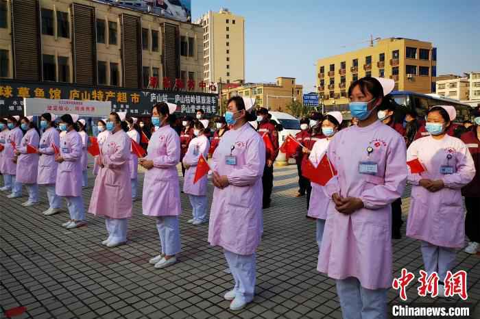 4月7日下午,当地医务工作者欢迎江西最后一批援鄂防疫队员凯旋。 龚晶晶 摄  江西最后一批援助湖北防疫队员平安凯旋