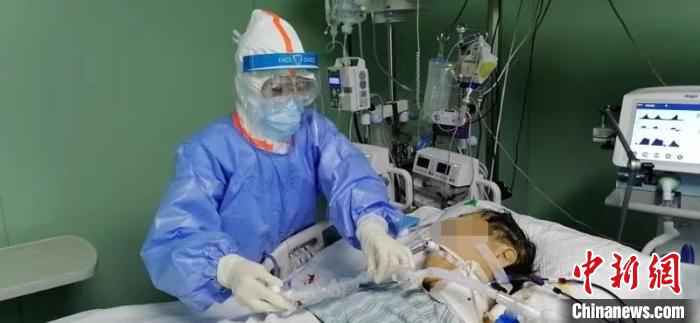 段业英在护理。白恬供图  抗疫前线的护理人:直面最危重病例,给予患者温情关怀